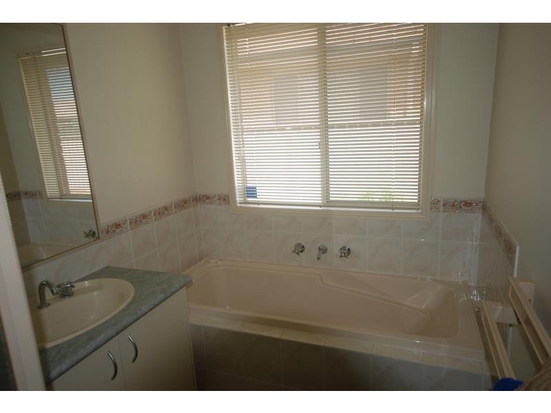 81 Yentoo Drive, Glenfield Park NSW 2650