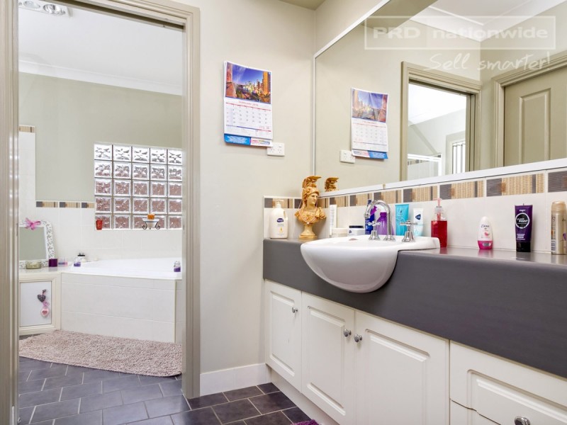 102 Yentoo Drive, Glenfield Park NSW 2650