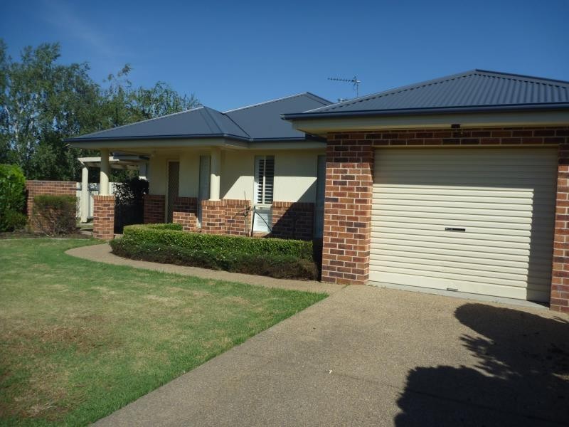 2/29 Lansdowne Avenue, Lake Albert NSW 2650