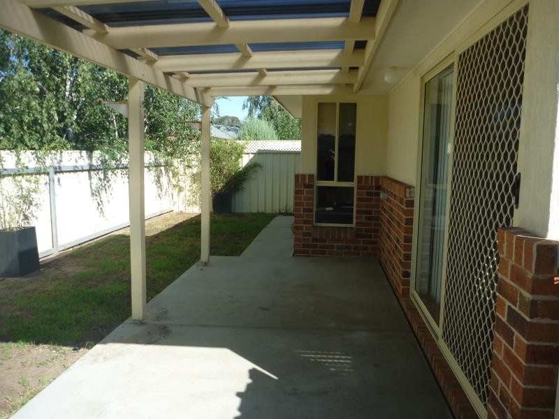 2/29 Lansdowne Avenue, Lake Albert NSW 2650