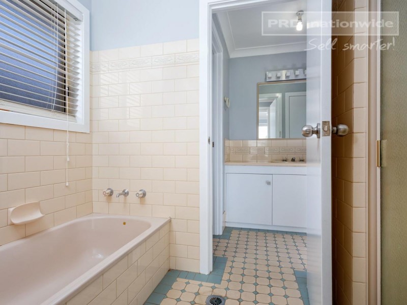 18 Yentoo Drive, Glenfield Park NSW 2650