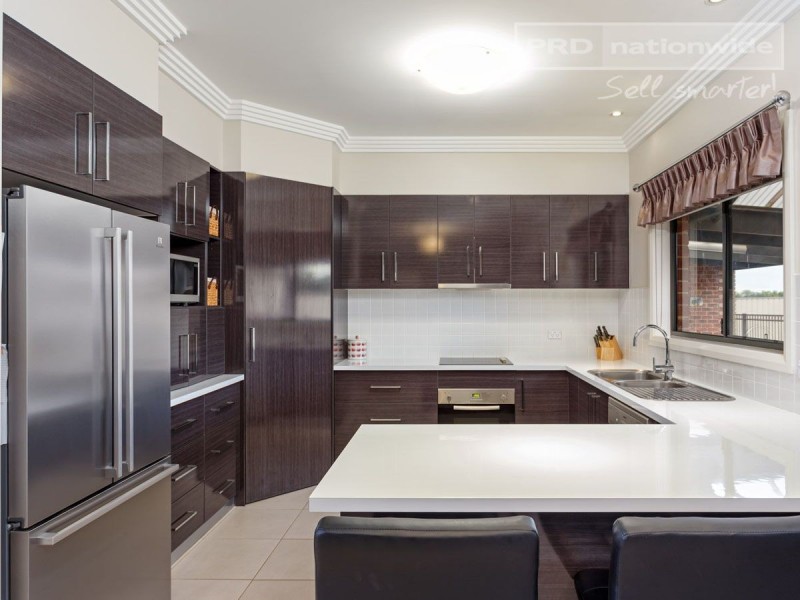 73 Mitchell Road, Lake Albert NSW 2650