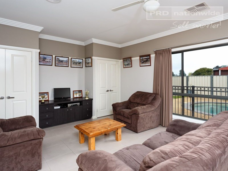 73 Mitchell Road, Lake Albert NSW 2650