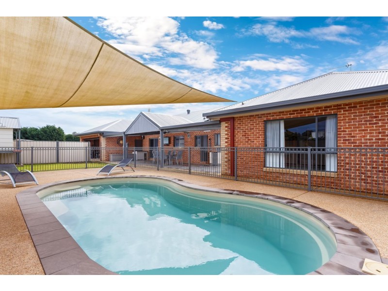 73 Mitchell Road, Lake Albert NSW 2650