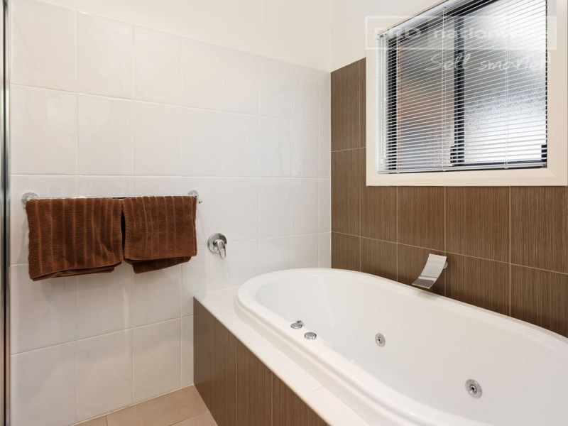 73 Mitchell Road, Lake Albert NSW 2650