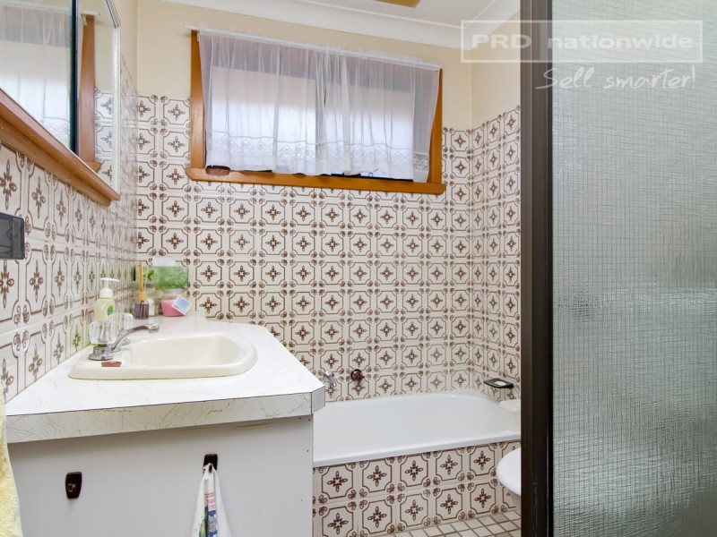 63 Huthwaite Street, Mount Austin NSW 2650