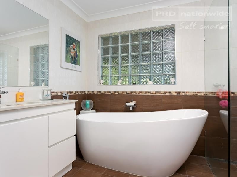 9 Dalkeith Avenue, Lake Albert NSW 2650