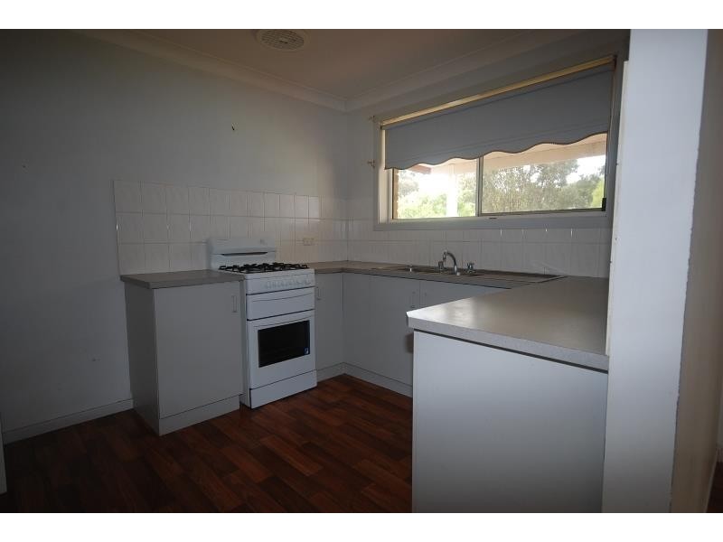 9 Canola Place, Estella NSW 2650