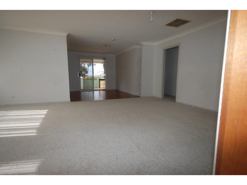 9 Canola Place, Estella NSW 2650