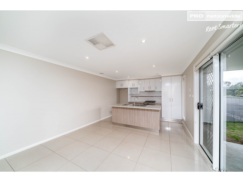 2/41 Breasley Crescent, Estella NSW 2650