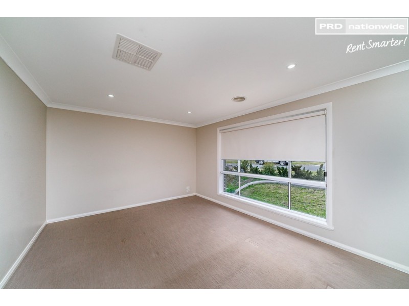 2/41 Breasley Crescent, Estella NSW 2650