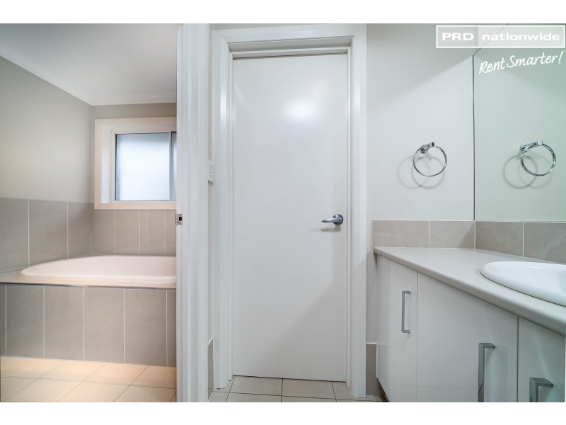 2/41 Breasley Crescent, Estella NSW 2650