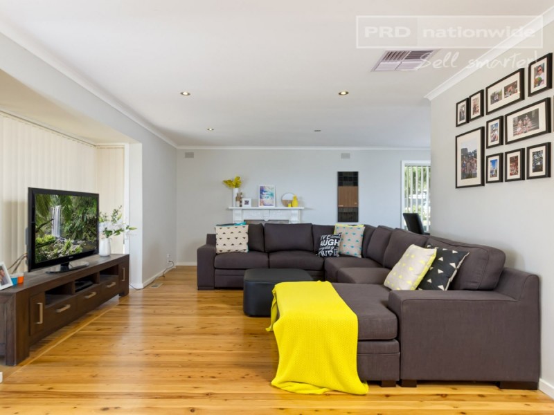 6 Huthwaite Street, Mount Austin NSW 2650