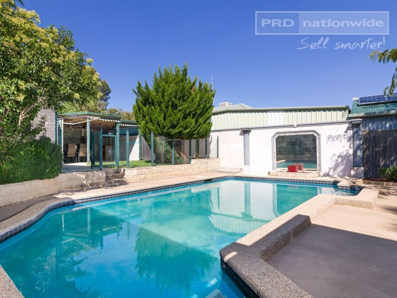 6 Huthwaite Street, Mount Austin NSW 2650