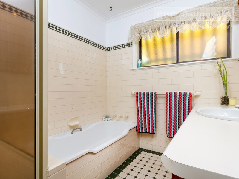 6 Huthwaite Street, Mount Austin NSW 2650