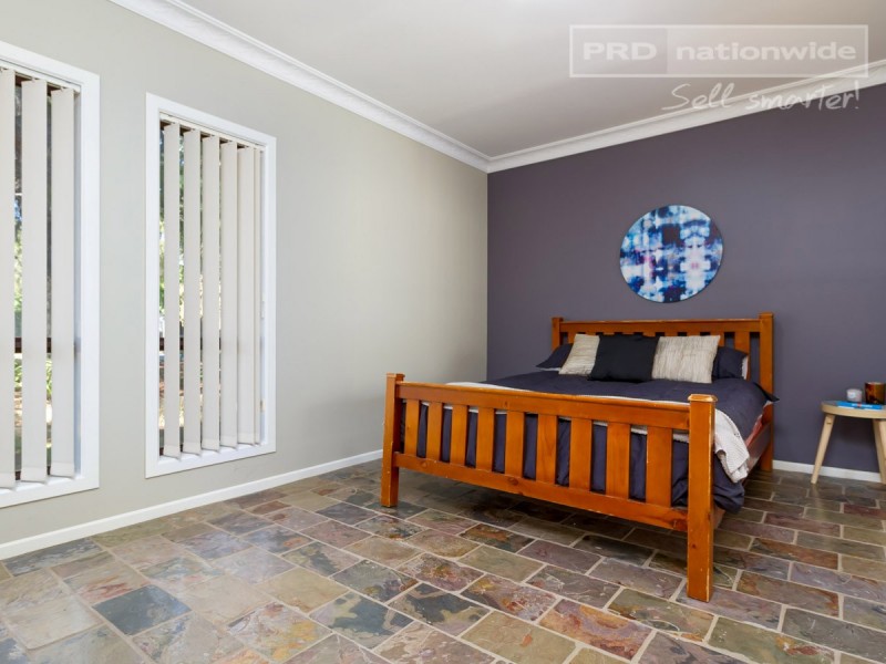 6 Huthwaite Street, Mount Austin NSW 2650