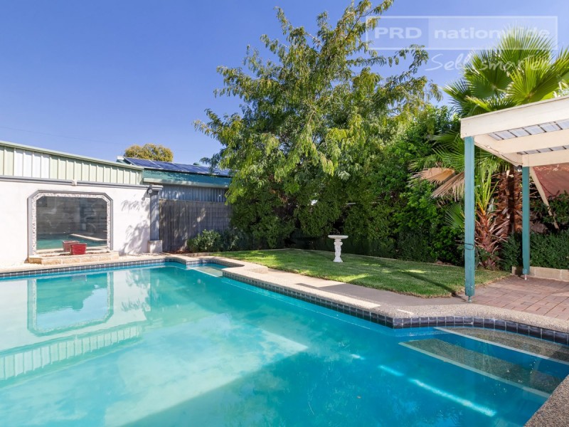 6 Huthwaite Street, Mount Austin NSW 2650
