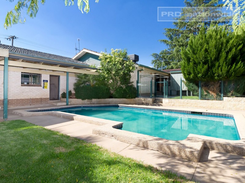 6 Huthwaite Street, Mount Austin NSW 2650