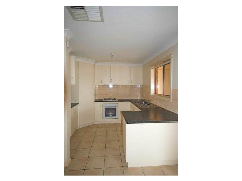 8 Yirribin Crescent, Glenfield Park NSW 2650