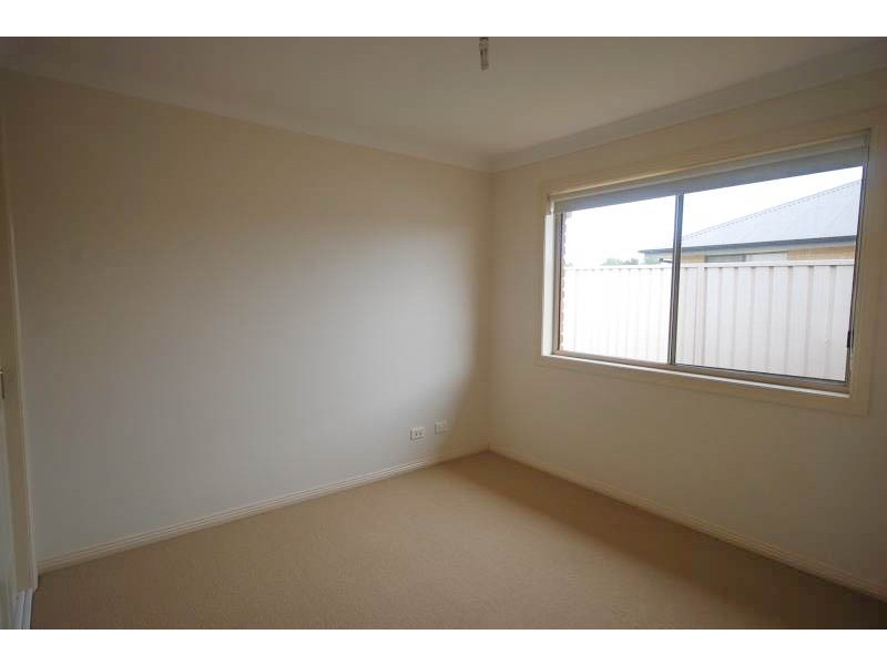 8 Yirribin Crescent, Glenfield Park NSW 2650