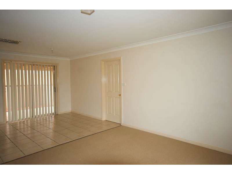 8 Yirribin Crescent, Glenfield Park NSW 2650