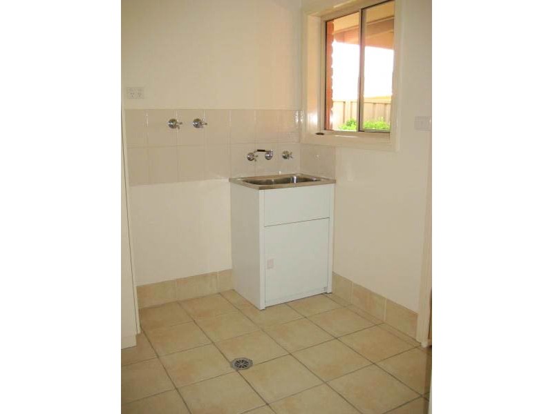 8 Yirribin Crescent, Glenfield Park NSW 2650