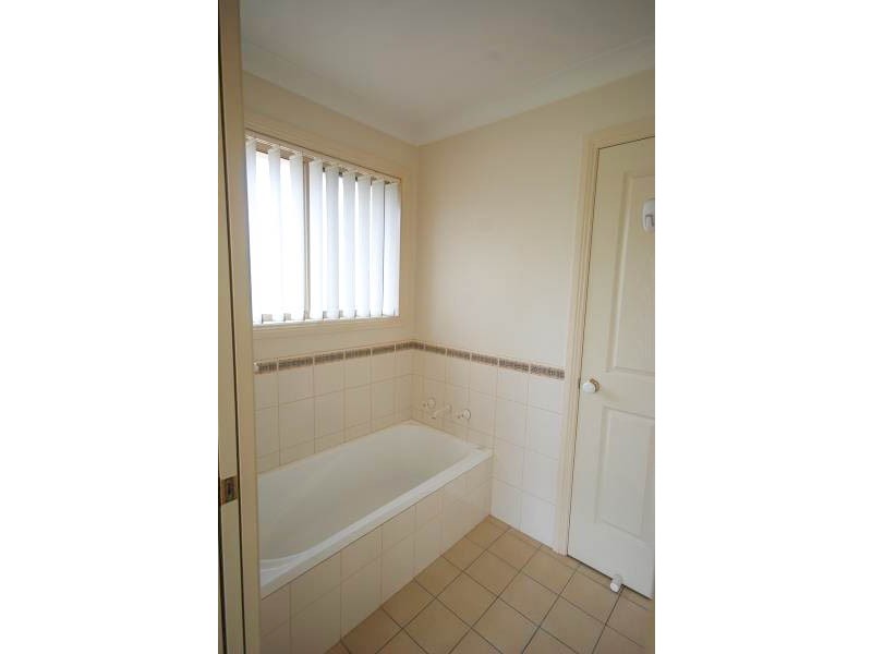 8 Yirribin Crescent, Glenfield Park NSW 2650