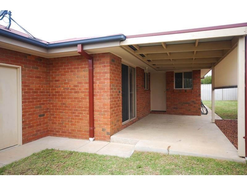 8 Yirribin Crescent, Glenfield Park NSW 2650