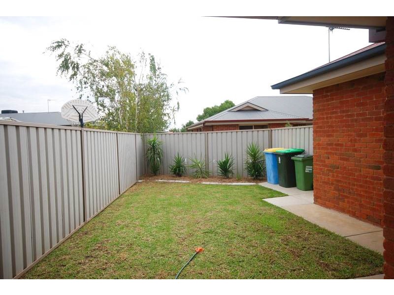 8 Yirribin Crescent, Glenfield Park NSW 2650