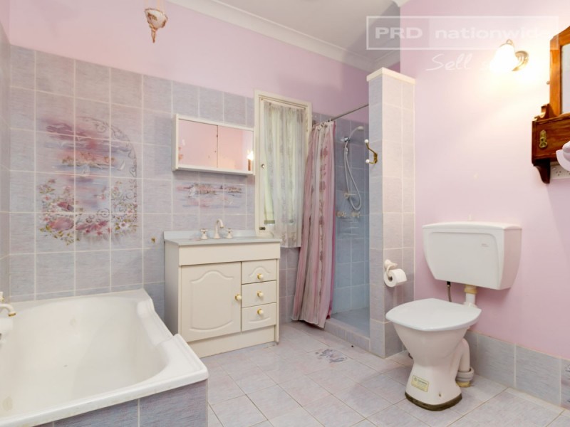 1 Kindra Lane, Turvey Park NSW 2650