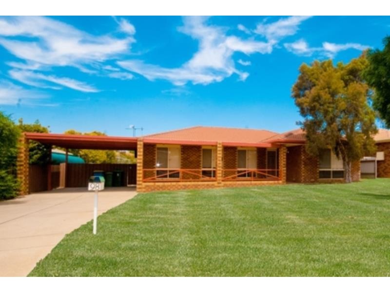 98 Dalman Parkway, Glenfield Park NSW 2650