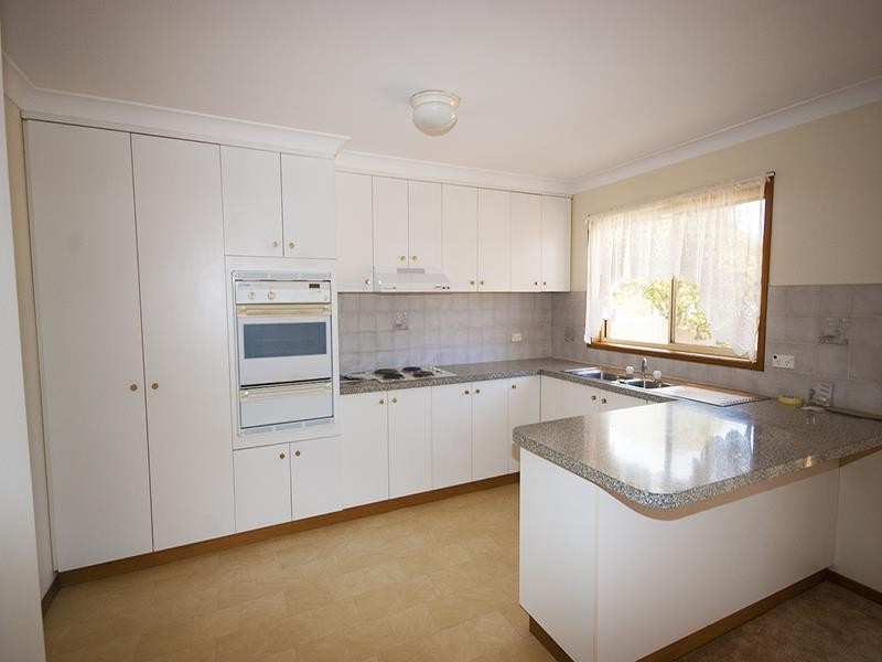 98 Dalman Parkway, Glenfield Park NSW 2650