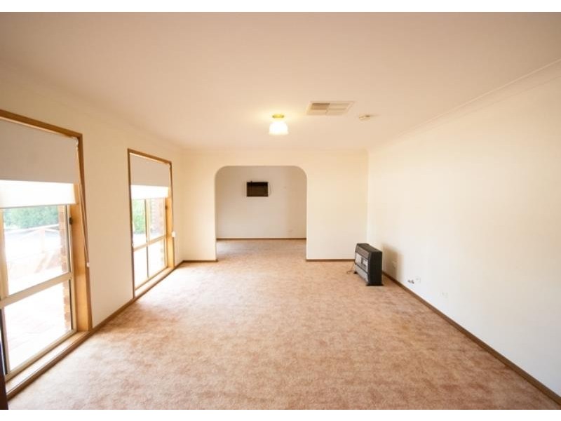 98 Dalman Parkway, Glenfield Park NSW 2650