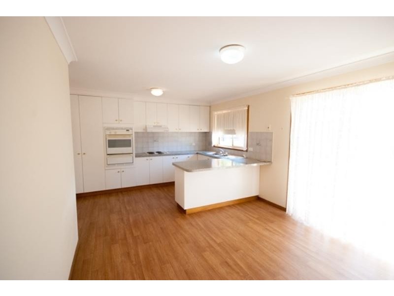 98 Dalman Parkway, Glenfield Park NSW 2650