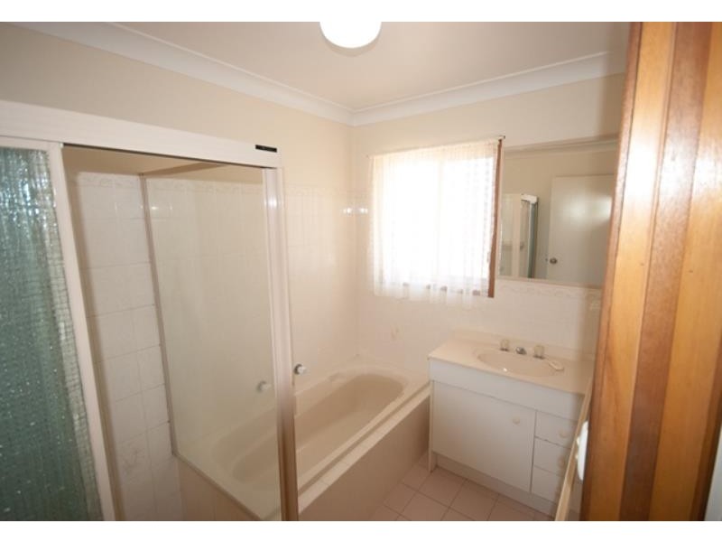 98 Dalman Parkway, Glenfield Park NSW 2650