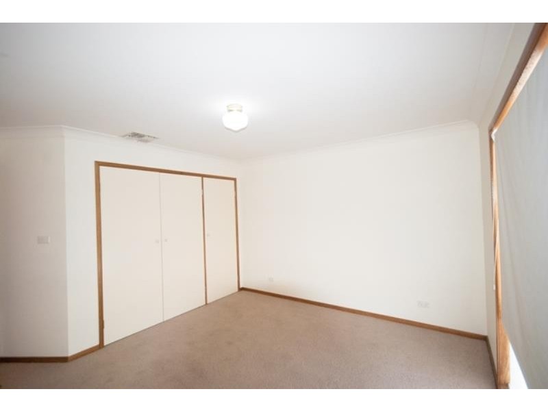 98 Dalman Parkway, Glenfield Park NSW 2650