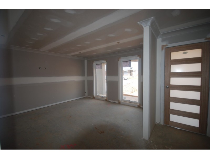 8 Hollows Crescent, Lloyd NSW 2650