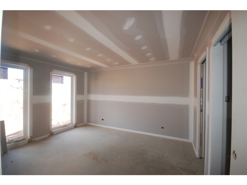 8 Hollows Crescent, Lloyd NSW 2650