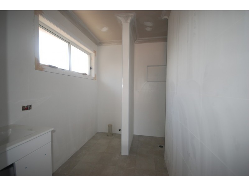 8 Hollows Crescent, Lloyd NSW 2650