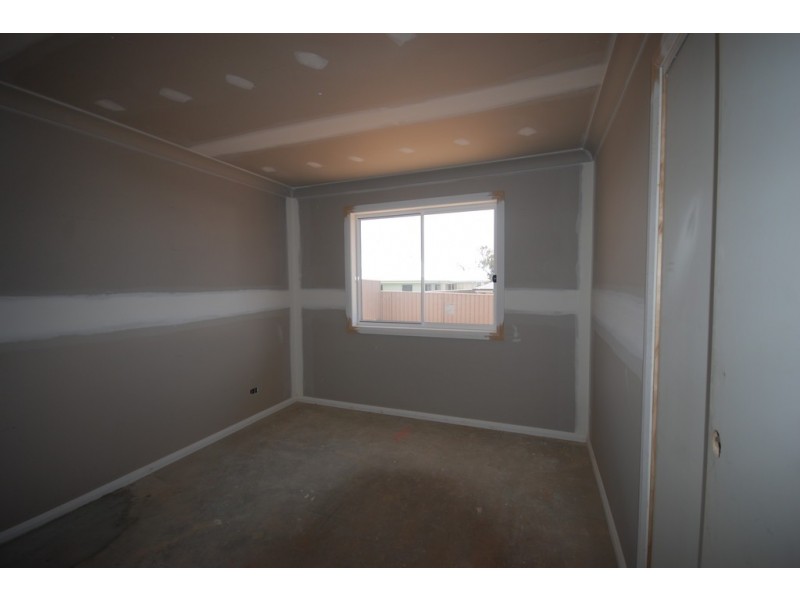 8 Hollows Crescent, Lloyd NSW 2650