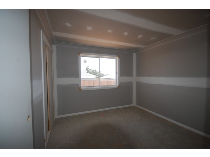 8 Hollows Crescent, Lloyd NSW 2650