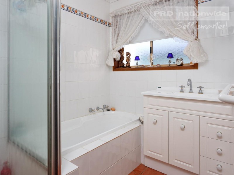 2 Tura Place, Glenfield Park NSW 2650