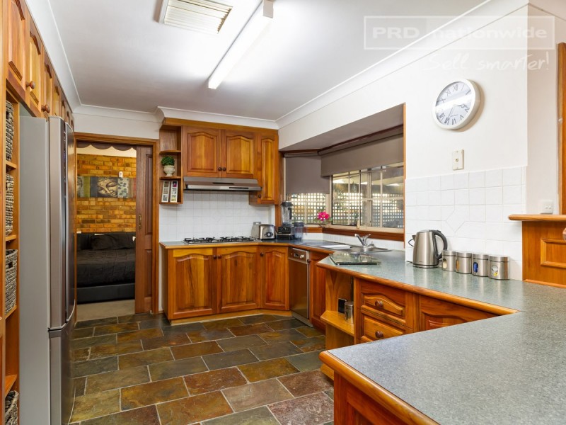 23 Warrambool Crescent, Glenfield Park NSW 2650