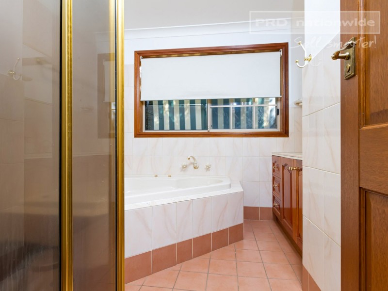 23 Warrambool Crescent, Glenfield Park NSW 2650