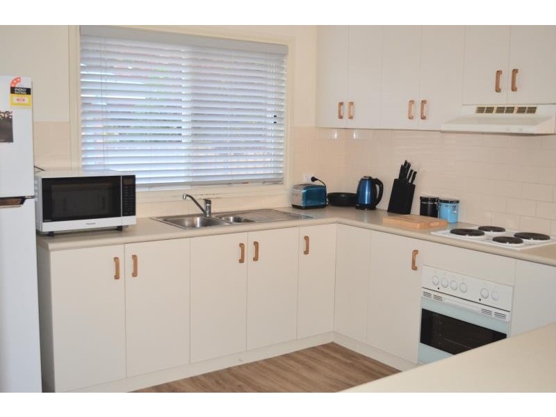 1/6 Galleon Place, Estella NSW 2650