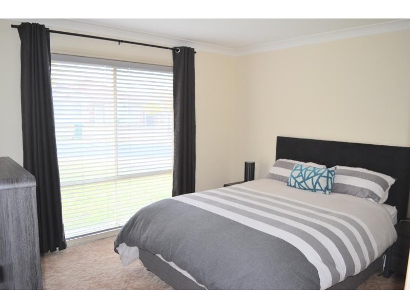 1/6 Galleon Place, Estella NSW 2650