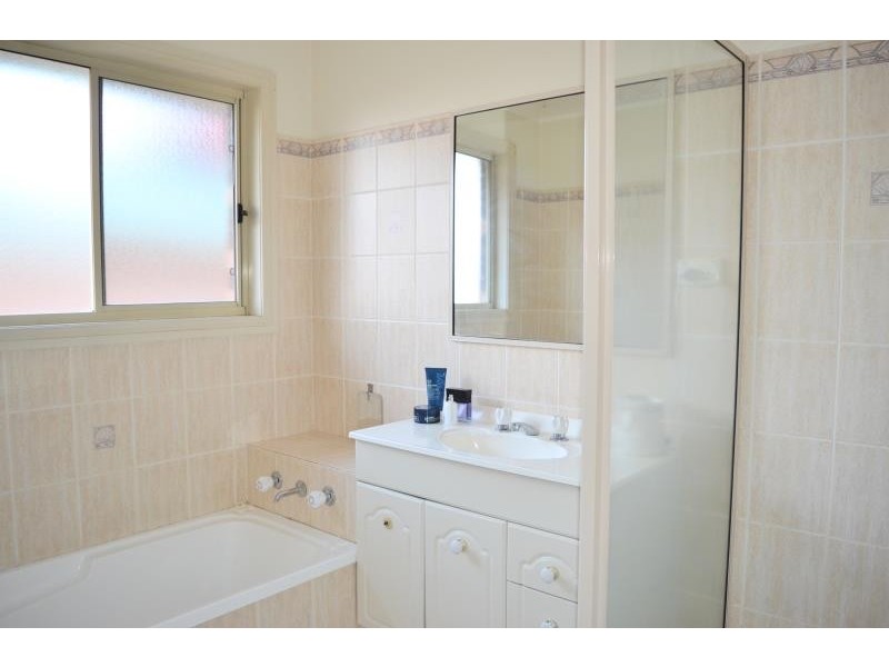 1/6 Galleon Place, Estella NSW 2650