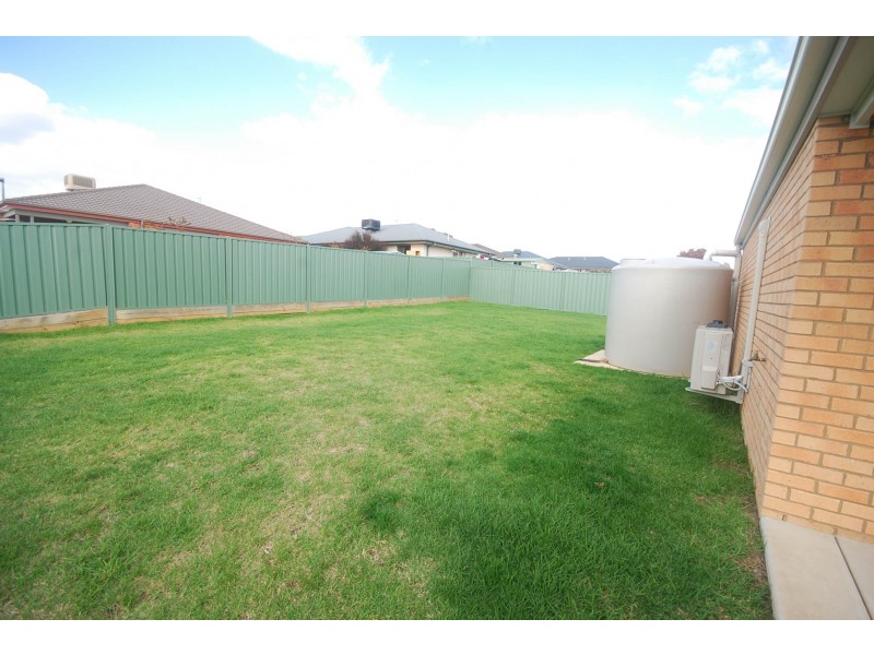 5 Melaleuca Drive, Forest Hill NSW 2651