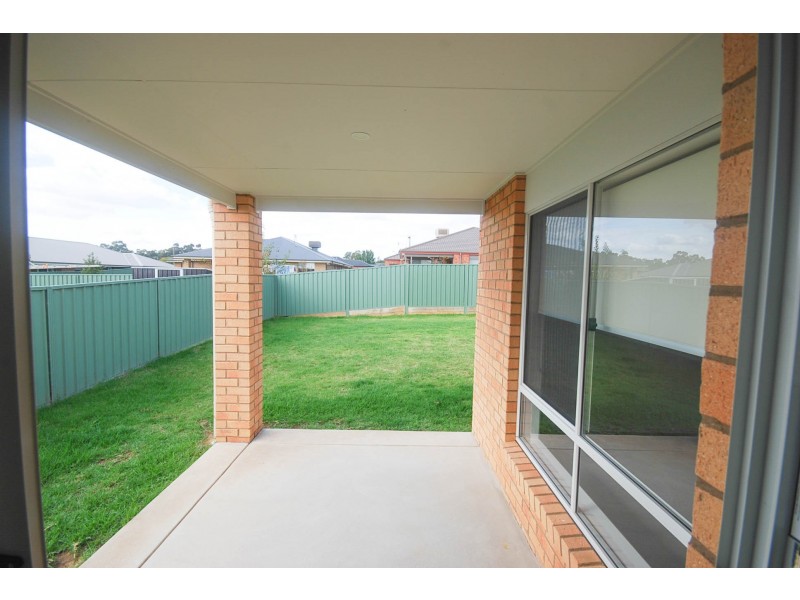 5 Melaleuca Drive, Forest Hill NSW 2651