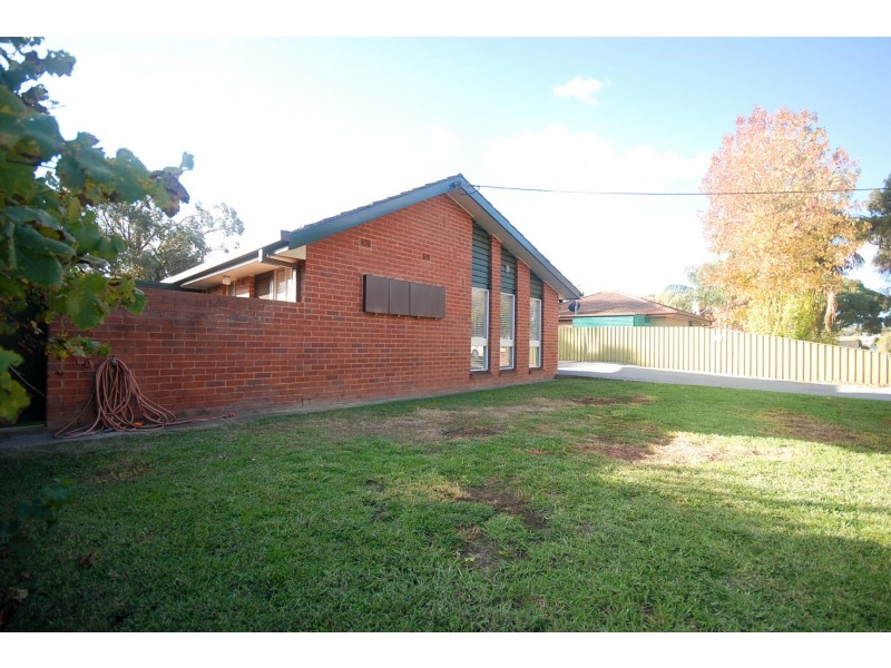 1/9 Lampe Avenue, Wagga Wagga NSW 2650